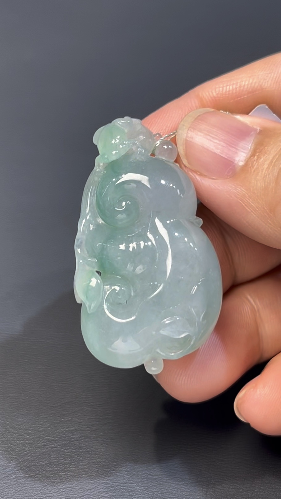 翡翠如意推薦 淺綠翡翠如意 · 手工雕刻立體青蛙 · 種水佳 · 招財轉運首選 編號#546 2 翡翠如意推薦 淺綠翡翠如意 · 手工雕刻立體青蛙 · 種水佳 · 招財轉運首選 編號#546 - Image 2