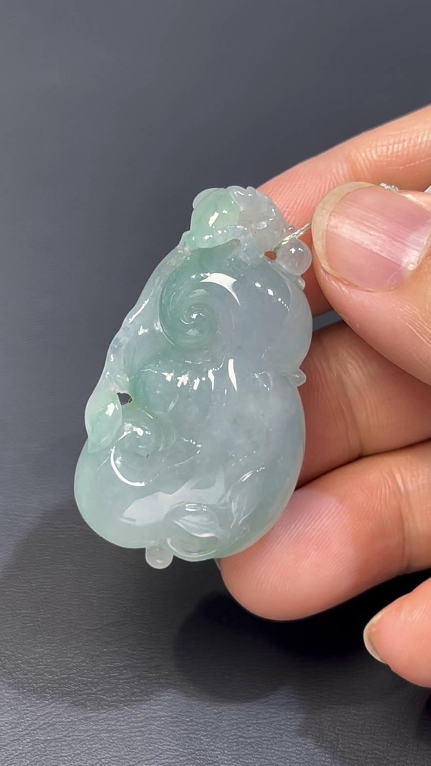 翡翠如意推薦 淺綠翡翠如意 · 手工雕刻立體青蛙 · 種水佳 · 招財轉運首選 編號#546 3 翡翠如意推薦 淺綠翡翠如意 · 手工雕刻立體青蛙 · 種水佳 · 招財轉運首選 編號#546 - Image 3