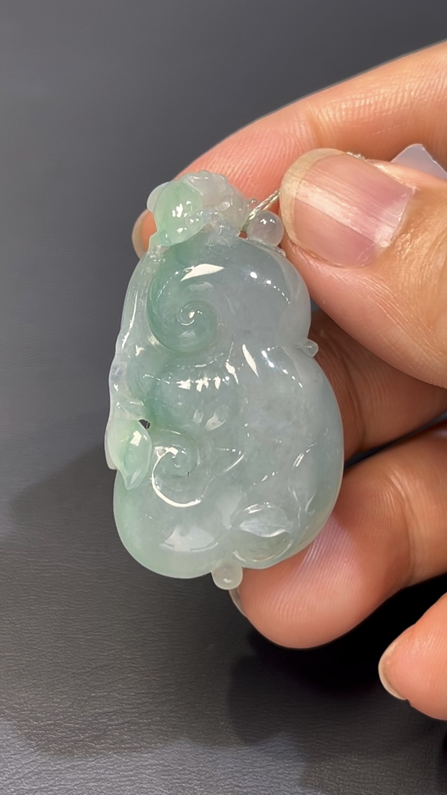 翡翠如意推薦 淺綠翡翠如意 · 手工雕刻立體青蛙 · 種水佳 · 招財轉運首選 編號#546 4 翡翠如意推薦 淺綠翡翠如意 · 手工雕刻立體青蛙 · 種水佳 · 招財轉運首選 編號#546 - Image 4