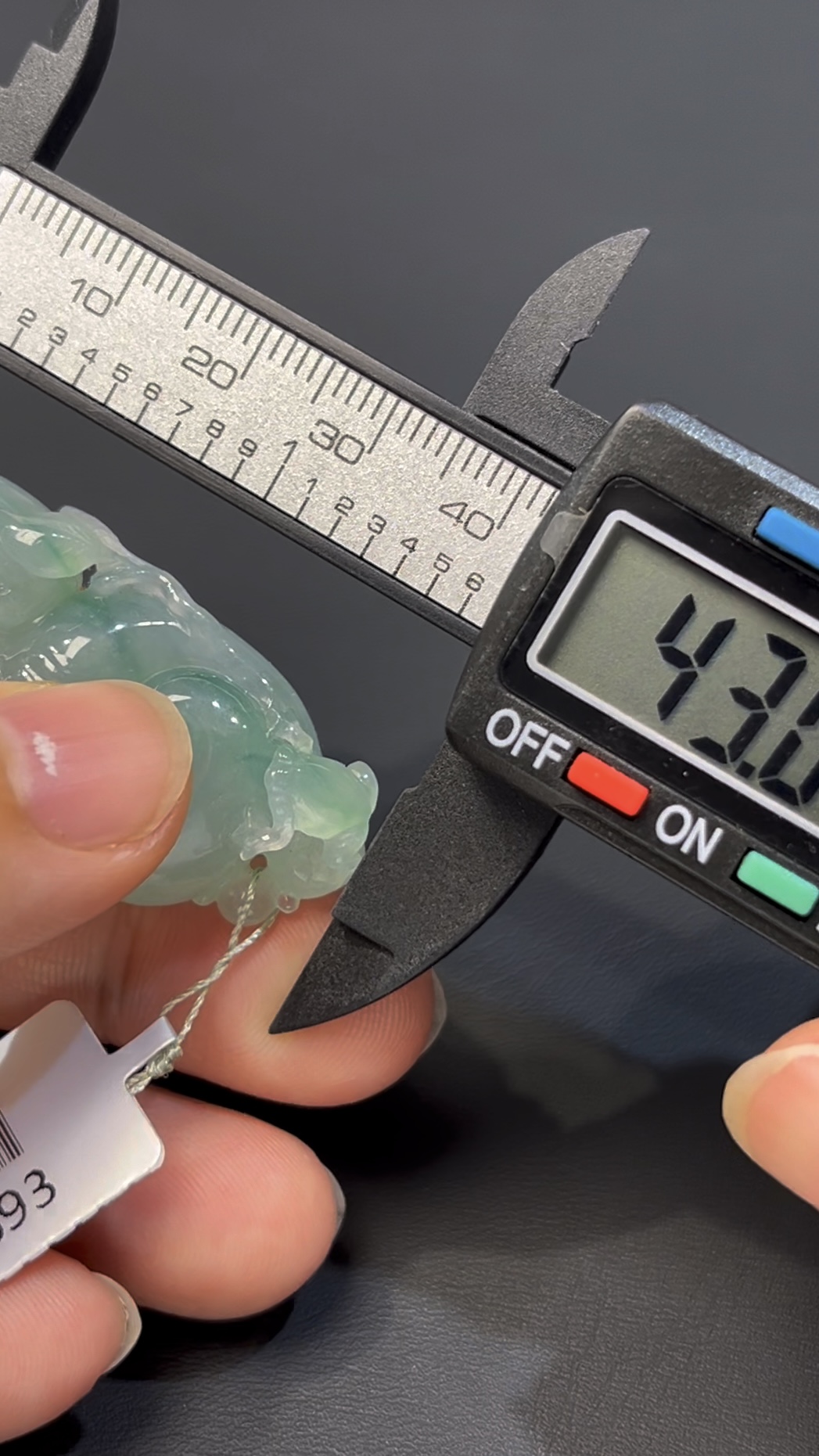 翡翠如意推薦 淺綠翡翠如意 · 手工雕刻立體青蛙 · 種水佳 · 招財轉運首選 編號#546 5 翡翠如意推薦 淺綠翡翠如意 · 手工雕刻立體青蛙 · 種水佳 · 招財轉運首選 編號#546 - Image 5