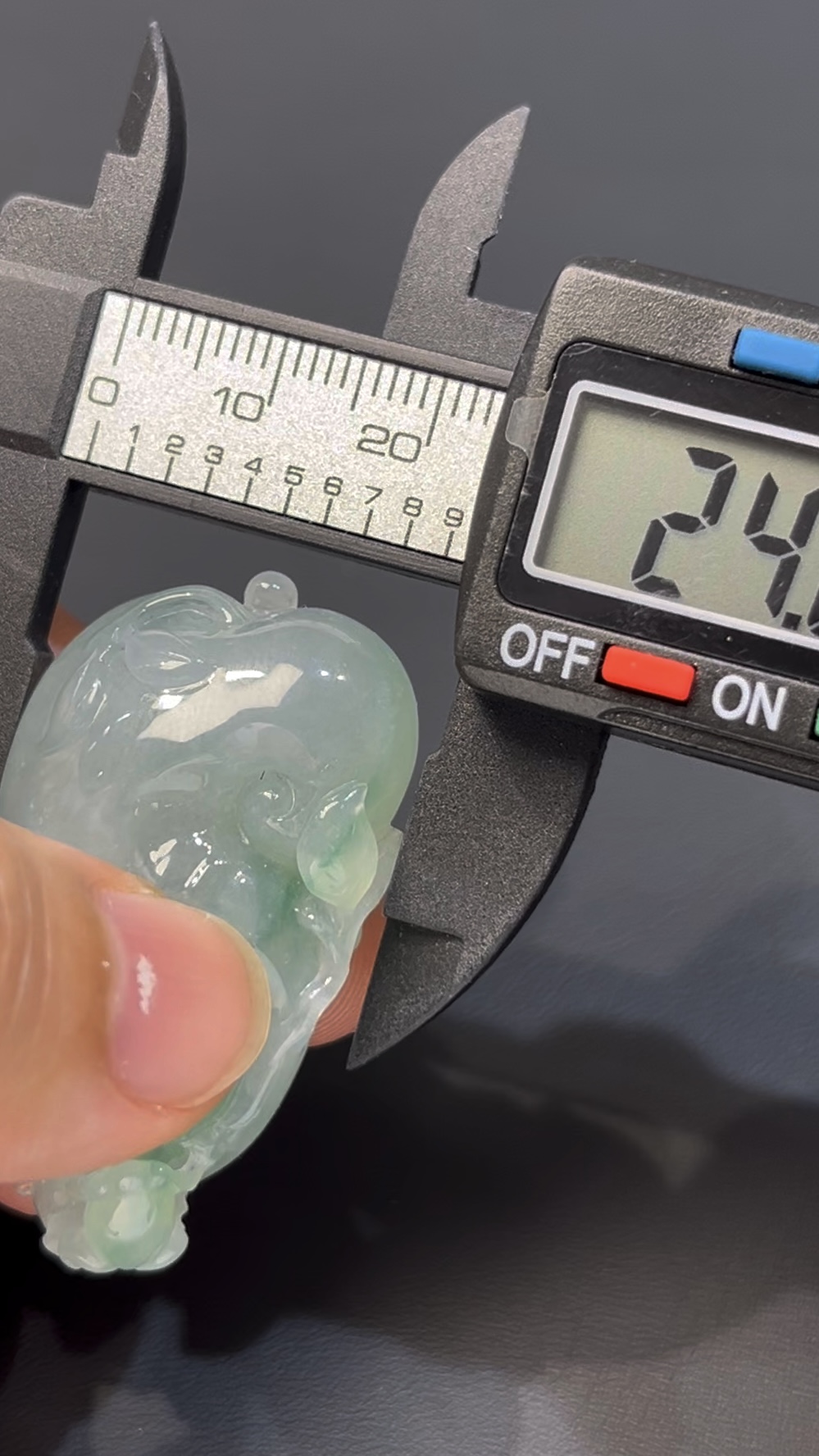 翡翠如意推薦 淺綠翡翠如意 · 手工雕刻立體青蛙 · 種水佳 · 招財轉運首選 編號#546 6 翡翠如意推薦 淺綠翡翠如意 · 手工雕刻立體青蛙 · 種水佳 · 招財轉運首選 編號#546 - Image 6