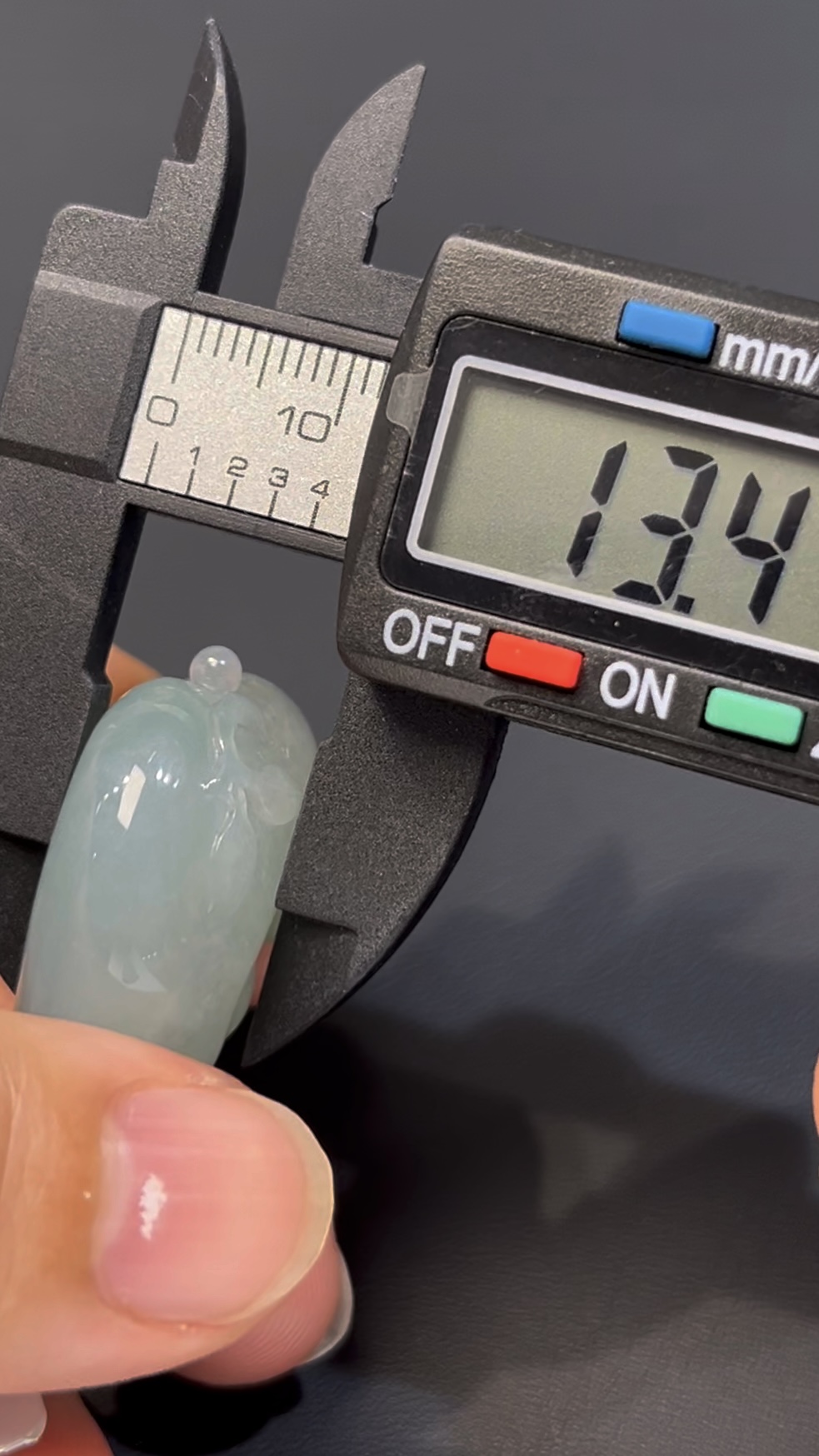 翡翠如意推薦 淺綠翡翠如意 · 手工雕刻立體青蛙 · 種水佳 · 招財轉運首選 編號#546 7 翡翠如意推薦 淺綠翡翠如意 · 手工雕刻立體青蛙 · 種水佳 · 招財轉運首選 編號#546 - Image 7