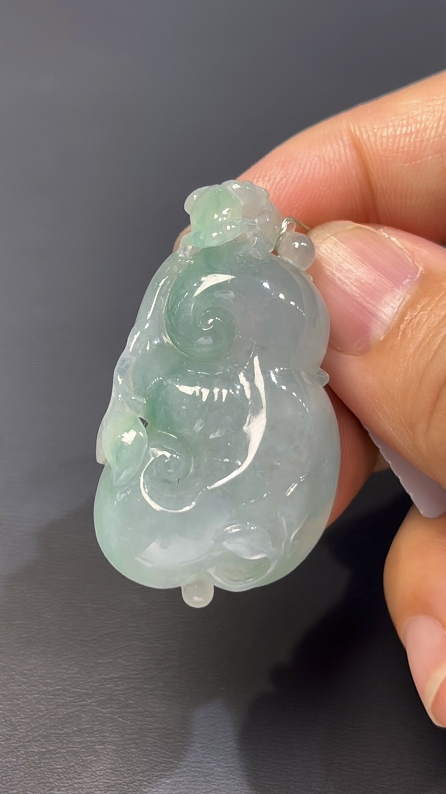 翡翠如意推薦 淺綠翡翠如意 · 手工雕刻立體青蛙 · 種水佳 · 招財轉運首選 編號#546 8 翡翠如意推薦 淺綠翡翠如意 · 手工雕刻立體青蛙 · 種水佳 · 招財轉運首選 編號#546 - Image 8