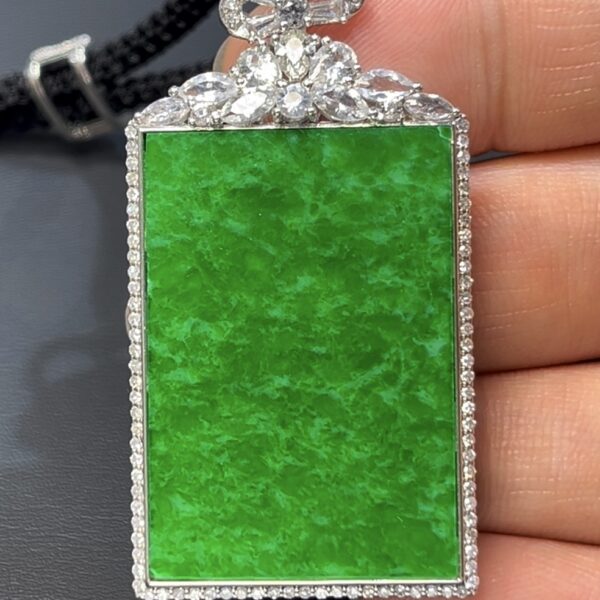 艷綠鐵龍生翡翠無事牌 · 18K白金鑲鑽設計 · 編號#548