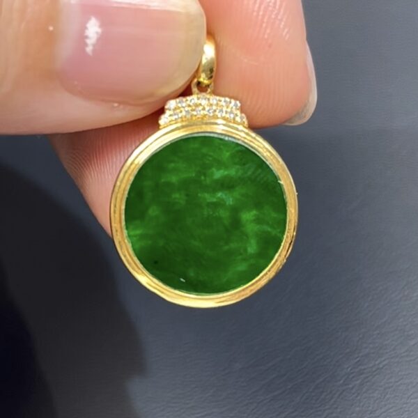 小巧鐵龍生翡翠無事牌 · 濃綠沉穩 · 18K黃金鑲嵌 · 編號#552