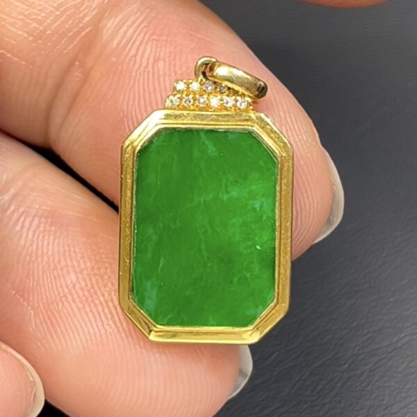 艷綠鐵龍生翡翠無事牌 · 小巧長方 · 18K黃金鑲嵌 · 編號#553