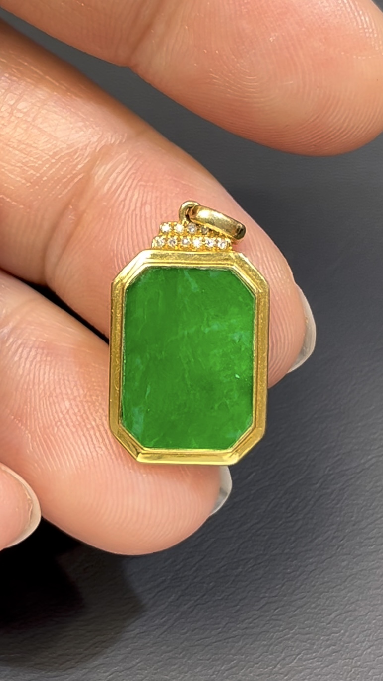 艷綠鐵龍生翡翠無事牌 · 小巧長方 · 18K黃金鑲嵌 · 編號#553 1 艷綠鐵龍生翡翠無事牌 · 小巧長方 · 18K黃金鑲嵌 · 編號#553