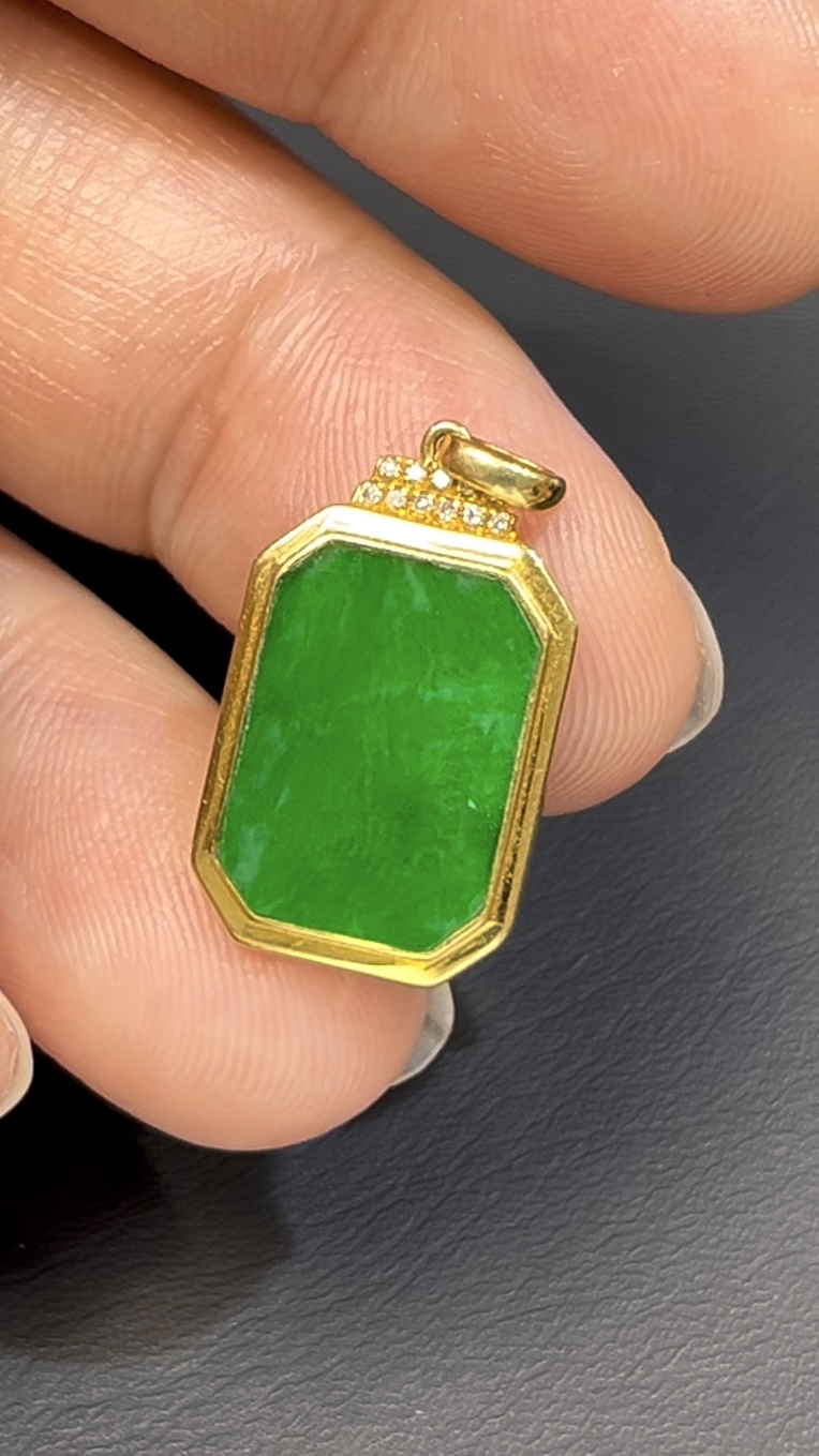 艷綠鐵龍生翡翠無事牌 · 小巧長方 · 18K黃金鑲嵌 · 編號#553 2 艷綠鐵龍生翡翠無事牌 · 小巧長方 · 18K黃金鑲嵌 · 編號#553 - Image 2