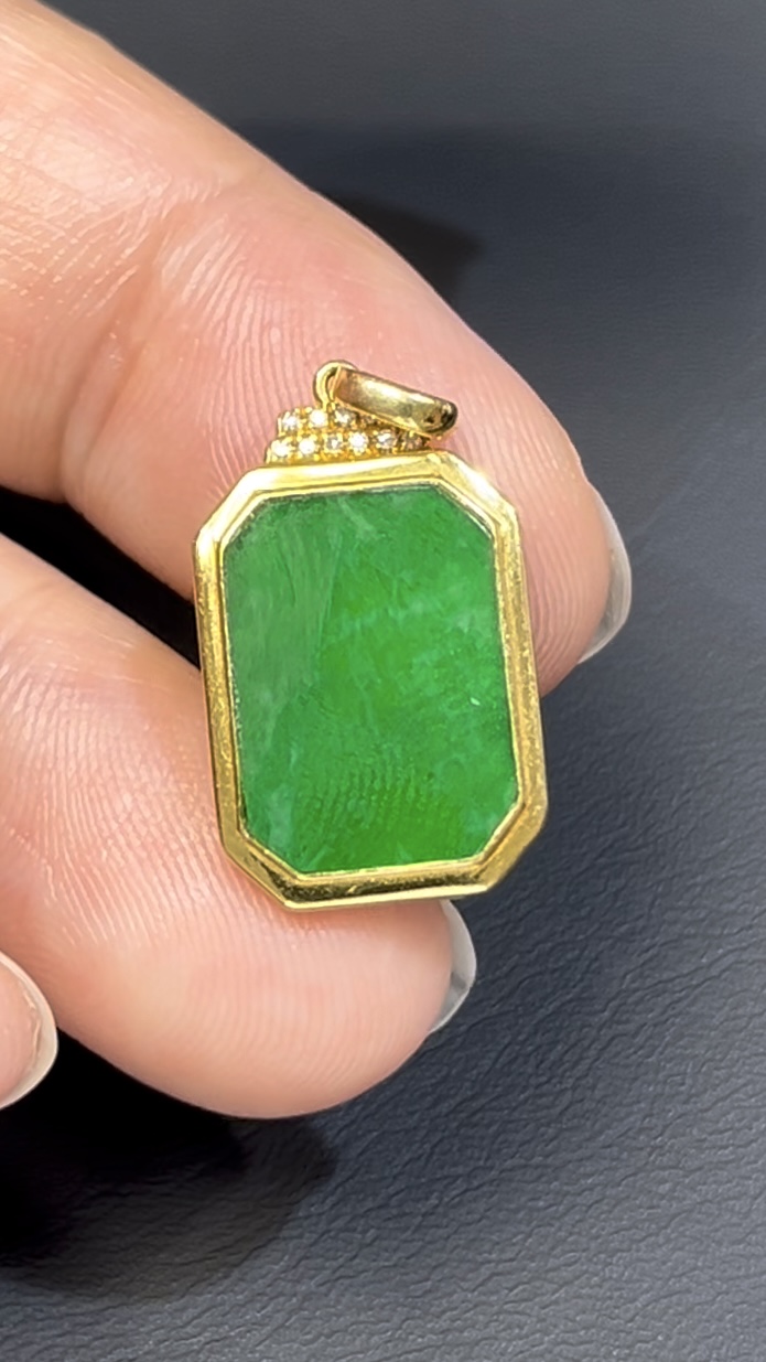 艷綠鐵龍生翡翠無事牌 · 小巧長方 · 18K黃金鑲嵌 · 編號#553 3 艷綠鐵龍生翡翠無事牌 · 小巧長方 · 18K黃金鑲嵌 · 編號#553 - Image 3