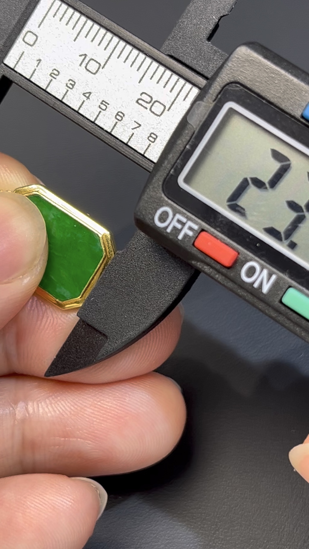 艷綠鐵龍生翡翠無事牌 · 小巧長方 · 18K黃金鑲嵌 · 編號#553 5 艷綠鐵龍生翡翠無事牌 · 小巧長方 · 18K黃金鑲嵌 · 編號#553 - Image 5