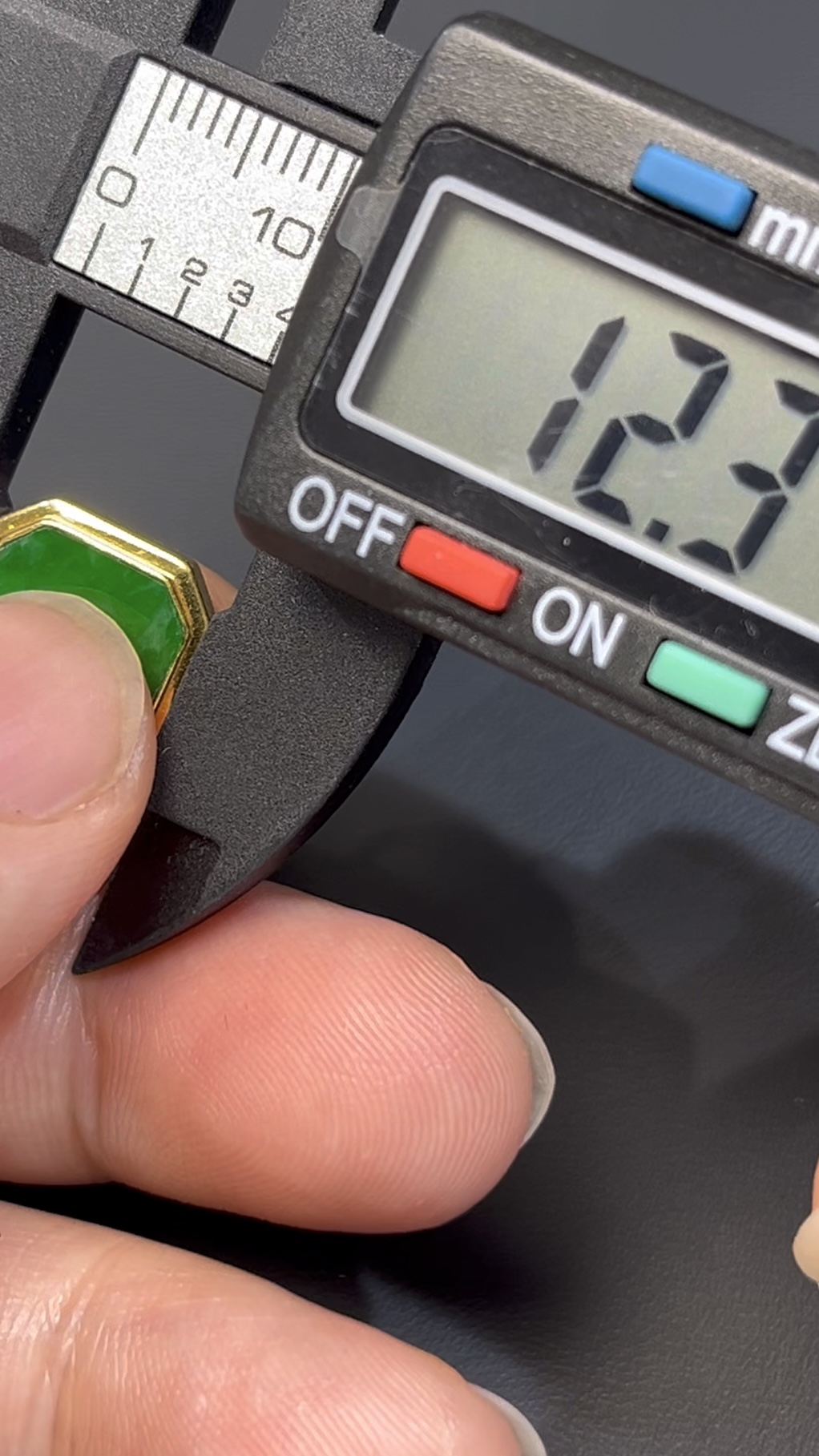 艷綠鐵龍生翡翠無事牌 · 小巧長方 · 18K黃金鑲嵌 · 編號#553 6 艷綠鐵龍生翡翠無事牌 · 小巧長方 · 18K黃金鑲嵌 · 編號#553 - Image 6