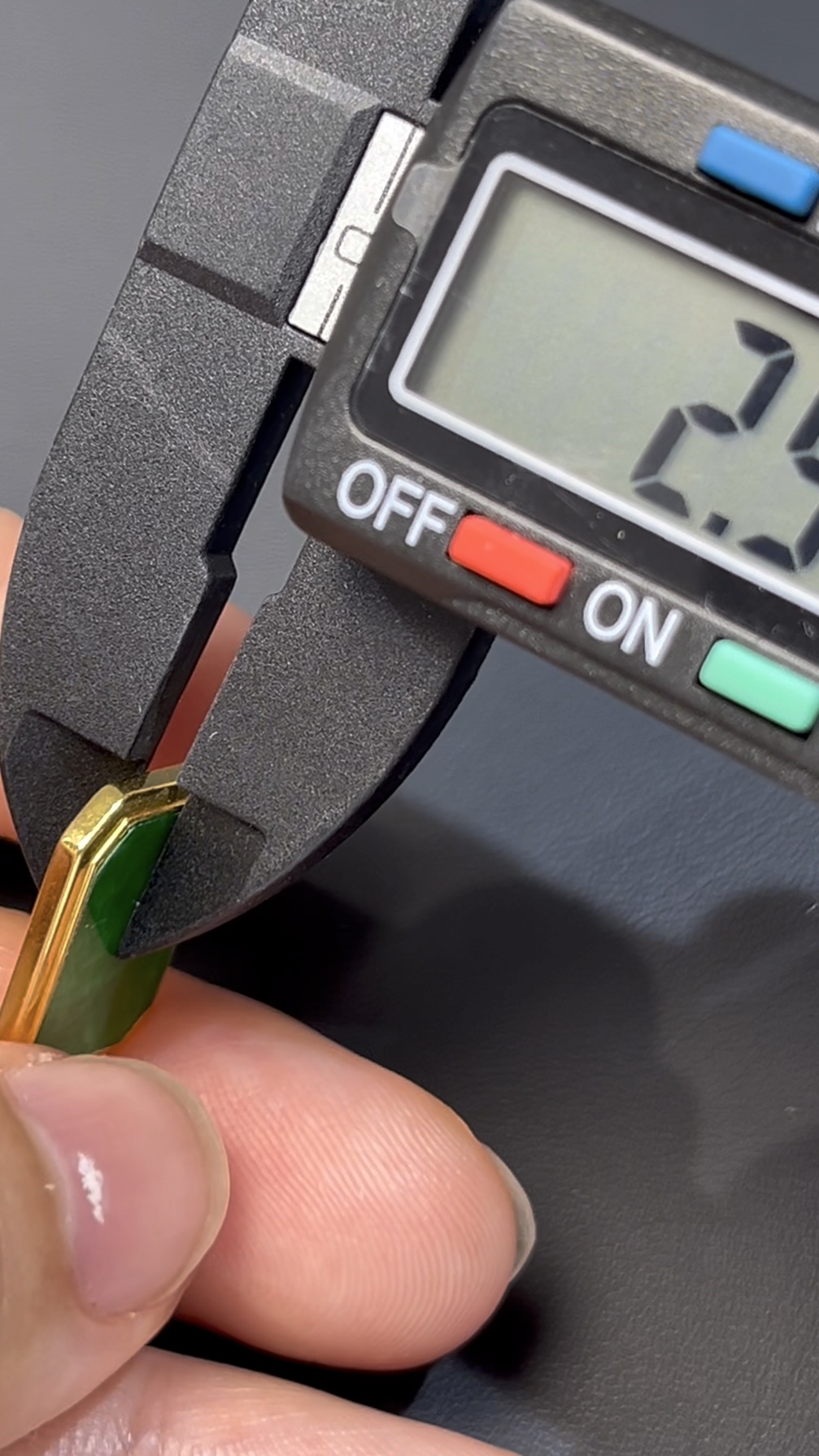 艷綠鐵龍生翡翠無事牌 · 小巧長方 · 18K黃金鑲嵌 · 編號#553 7 艷綠鐵龍生翡翠無事牌 · 小巧長方 · 18K黃金鑲嵌 · 編號#553 - Image 7