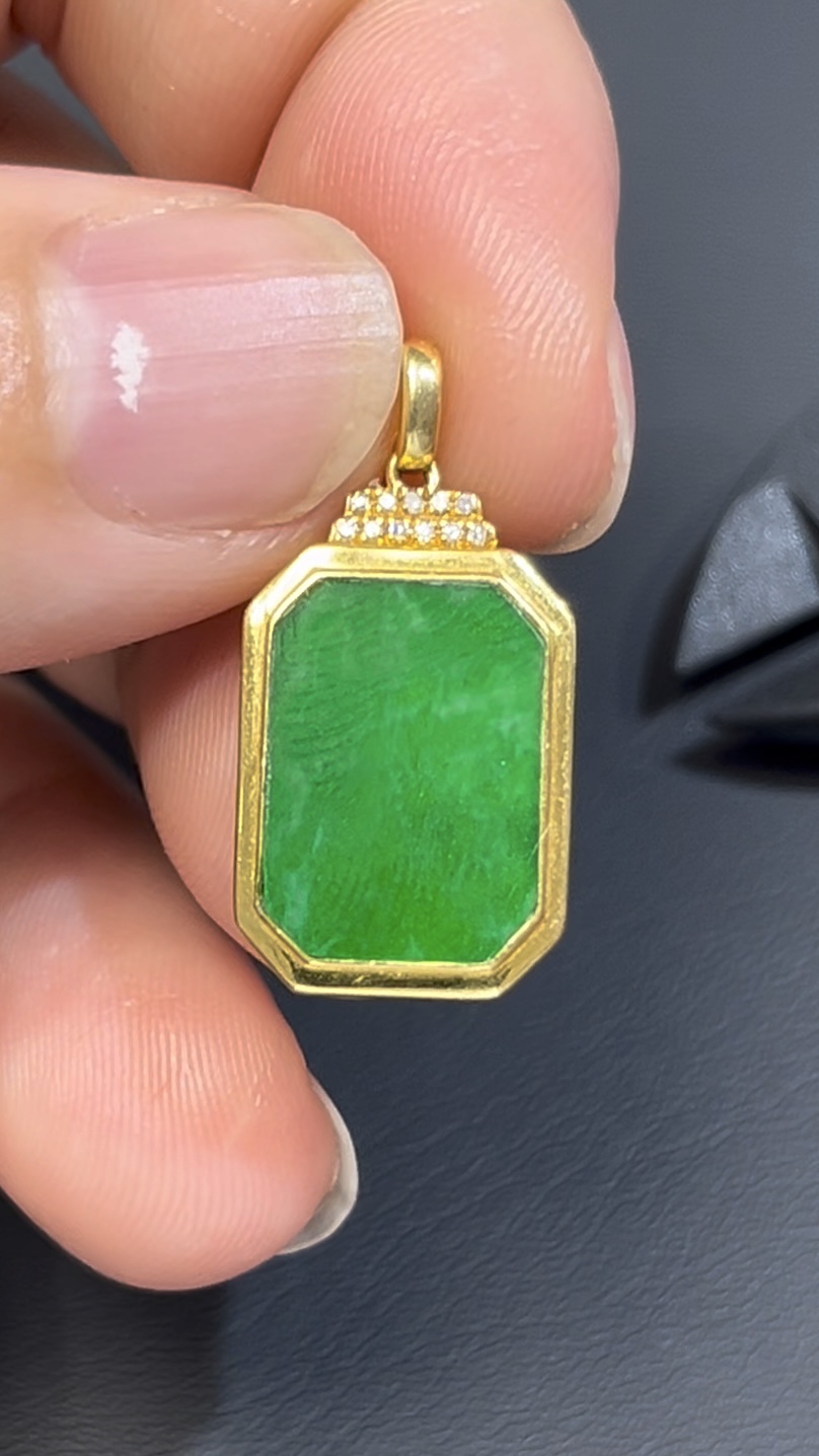 艷綠鐵龍生翡翠無事牌 · 小巧長方 · 18K黃金鑲嵌 · 編號#553 4 艷綠鐵龍生翡翠無事牌 · 小巧長方 · 18K黃金鑲嵌 · 編號#553 - Image 4
