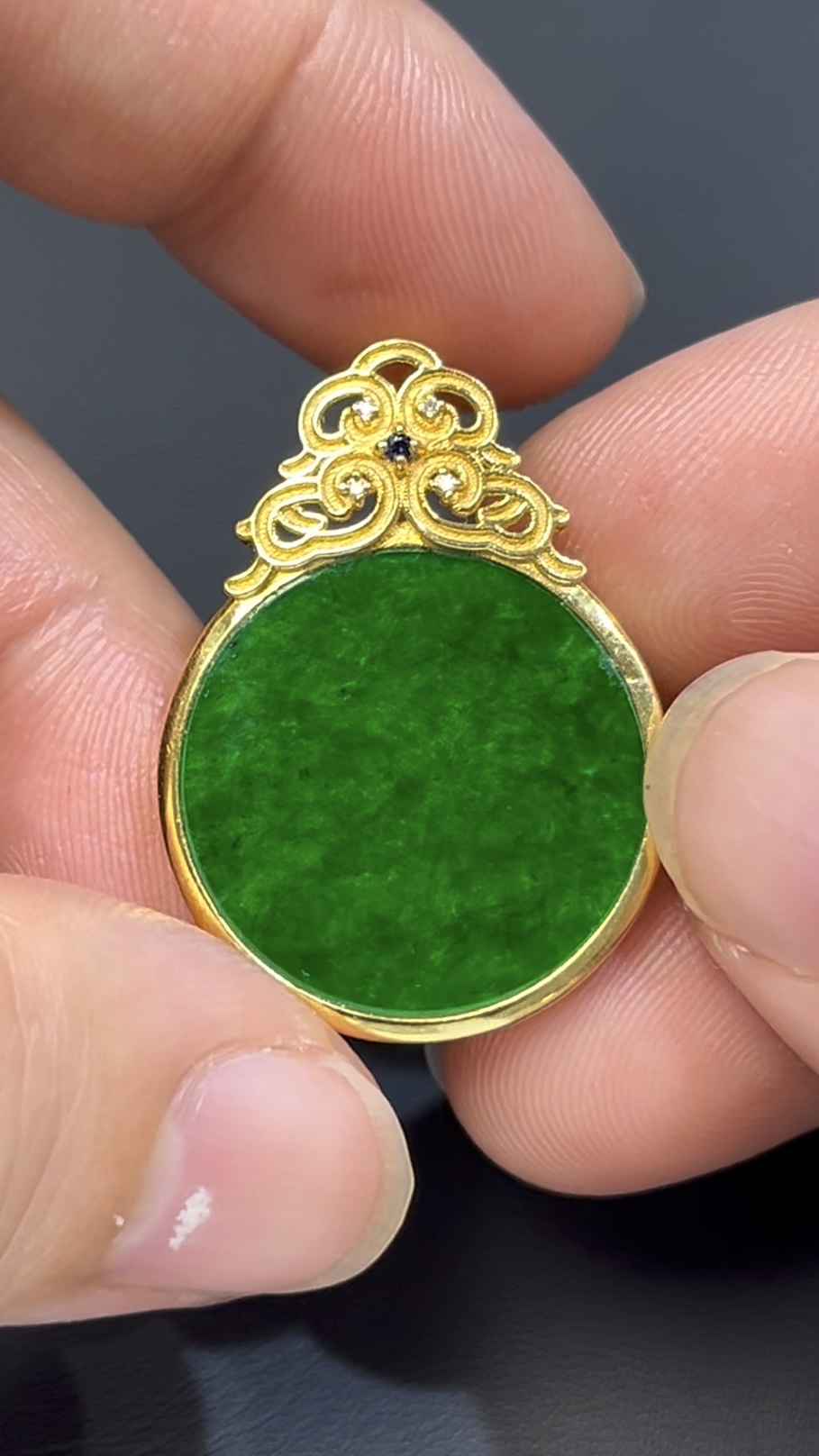 濃綠鐵龍生翡翠無事牌 · 圓形設計 · 18K黃金鑲嵌 · 編號#554 6 濃綠鐵龍生翡翠無事牌 · 圓形設計 · 18K黃金鑲嵌 · 編號#554 - Image 6