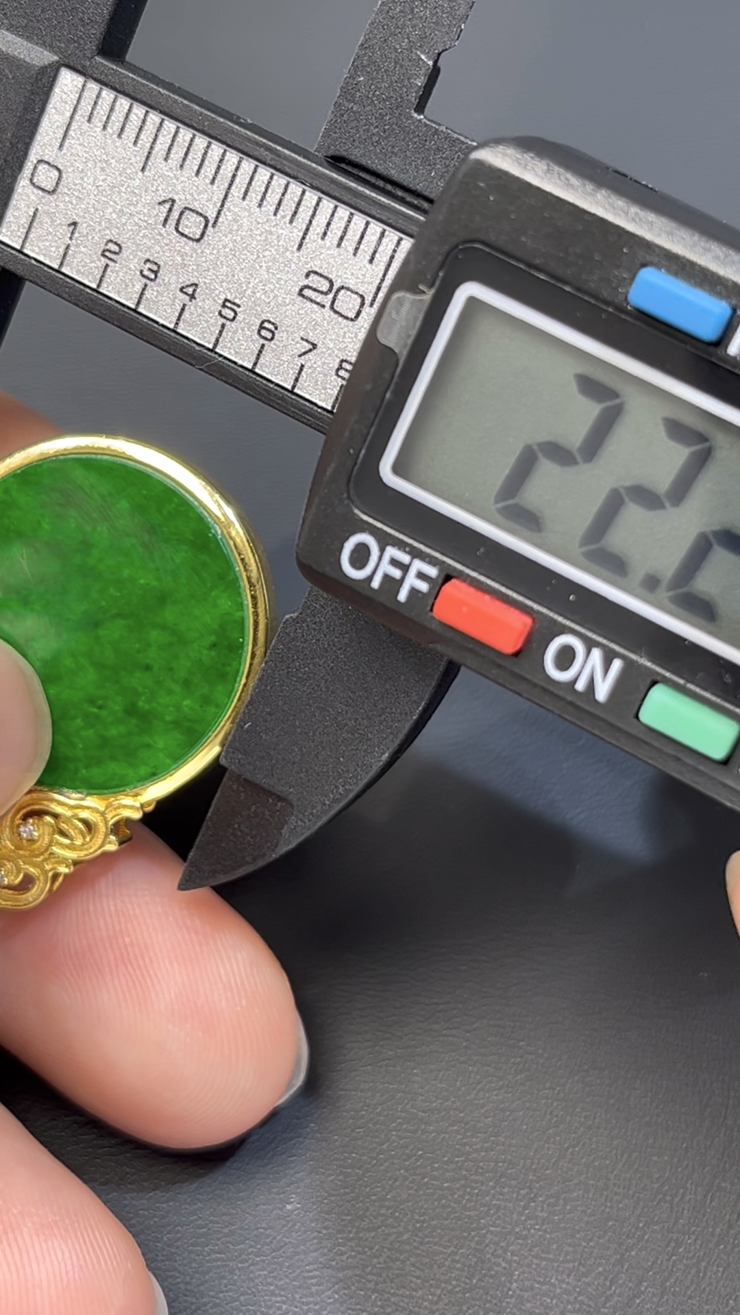 濃綠鐵龍生翡翠無事牌 · 圓形設計 · 18K黃金鑲嵌 · 編號#554 7 濃綠鐵龍生翡翠無事牌 · 圓形設計 · 18K黃金鑲嵌 · 編號#554 - Image 7