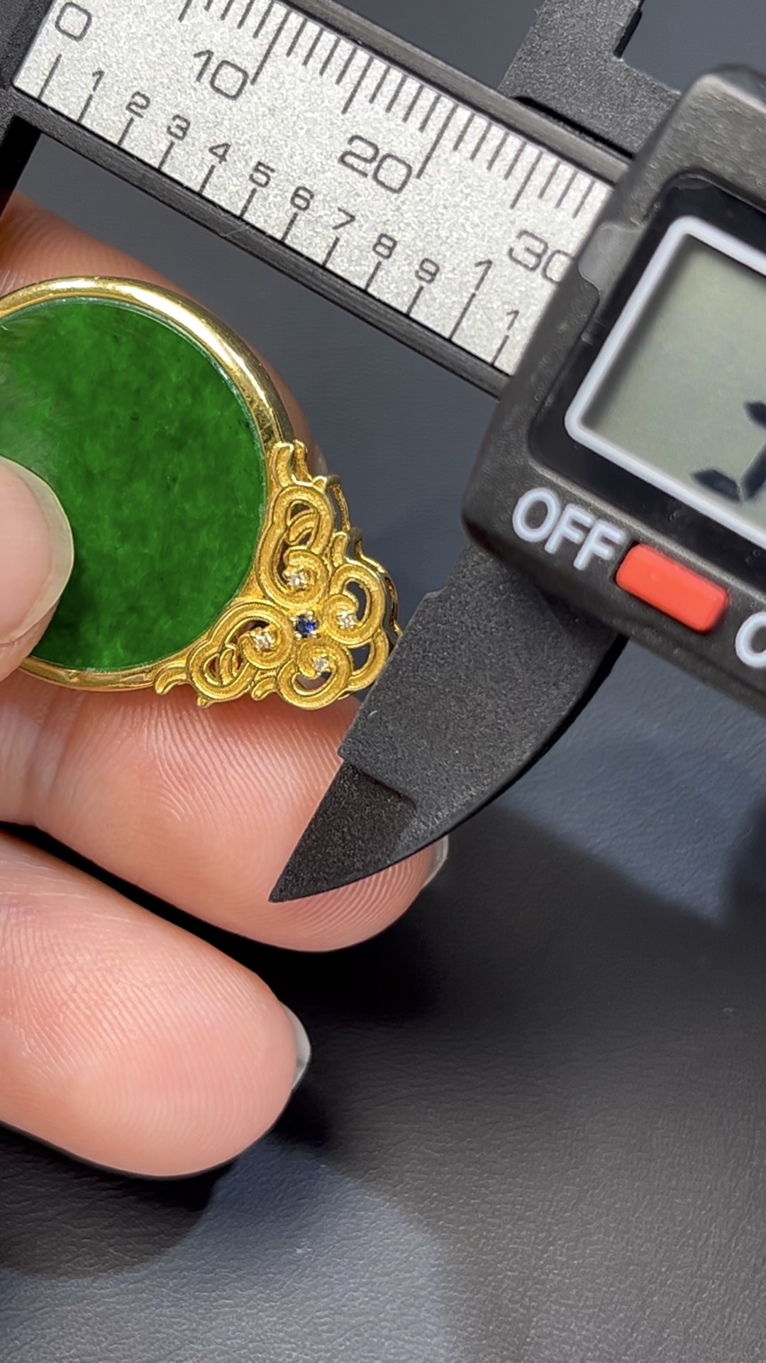 濃綠鐵龍生翡翠無事牌 · 圓形設計 · 18K黃金鑲嵌 · 編號#554 8 濃綠鐵龍生翡翠無事牌 · 圓形設計 · 18K黃金鑲嵌 · 編號#554 - Image 8