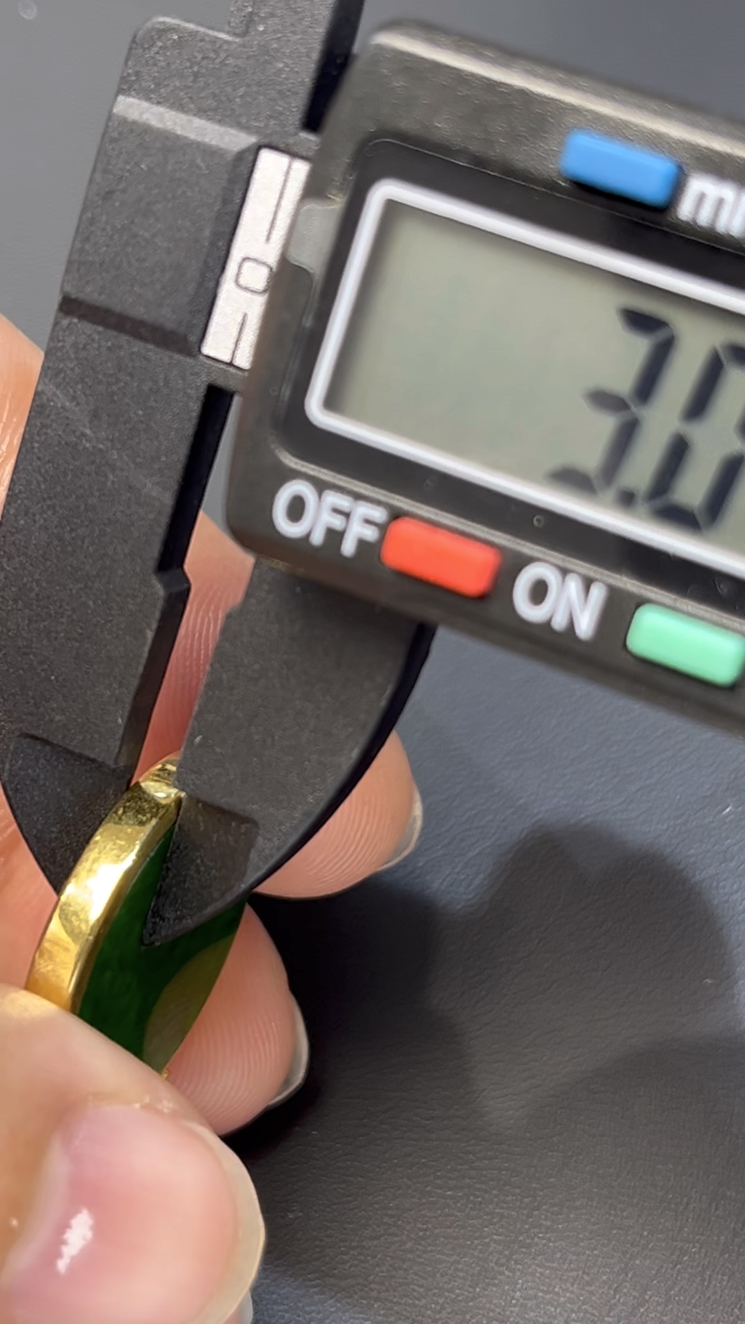 濃綠鐵龍生翡翠無事牌 · 圓形設計 · 18K黃金鑲嵌 · 編號#554 9 濃綠鐵龍生翡翠無事牌 · 圓形設計 · 18K黃金鑲嵌 · 編號#554 - Image 9