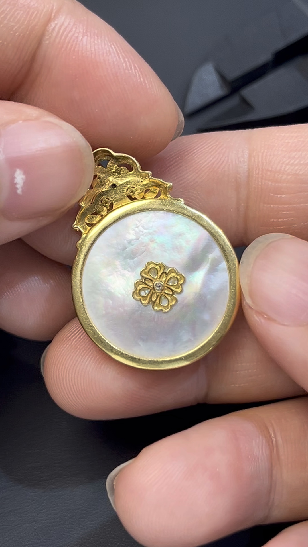 濃綠鐵龍生翡翠無事牌 · 圓形設計 · 18K黃金鑲嵌 · 編號#554 5 濃綠鐵龍生翡翠無事牌 · 圓形設計 · 18K黃金鑲嵌 · 編號#554 - Image 5