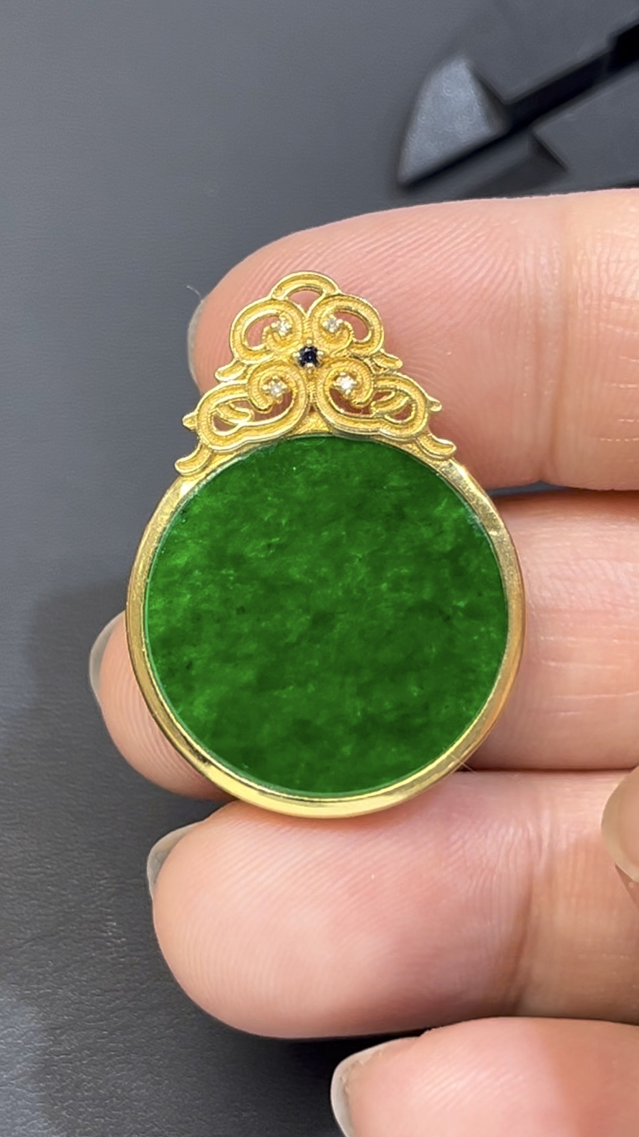 濃綠鐵龍生翡翠無事牌 · 圓形設計 · 18K黃金鑲嵌 · 編號#554 4 濃綠鐵龍生翡翠無事牌 · 圓形設計 · 18K黃金鑲嵌 · 編號#554 - Image 4