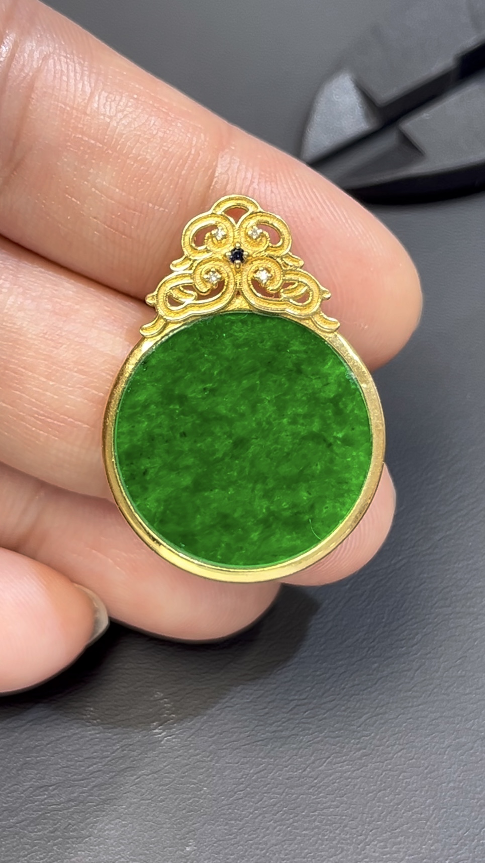 濃綠鐵龍生翡翠無事牌 · 圓形設計 · 18K黃金鑲嵌 · 編號#554 3 濃綠鐵龍生翡翠無事牌 · 圓形設計 · 18K黃金鑲嵌 · 編號#554 - Image 3