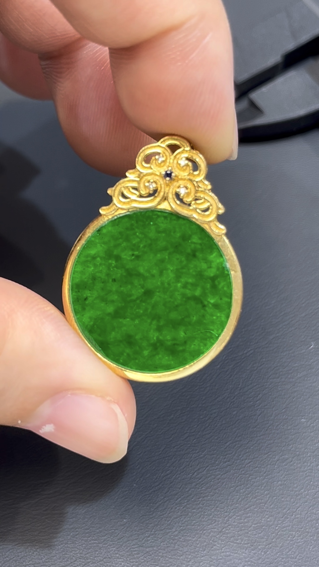 濃綠鐵龍生翡翠無事牌 · 圓形設計 · 18K黃金鑲嵌 · 編號#554 2 濃綠鐵龍生翡翠無事牌 · 圓形設計 · 18K黃金鑲嵌 · 編號#554 - Image 2