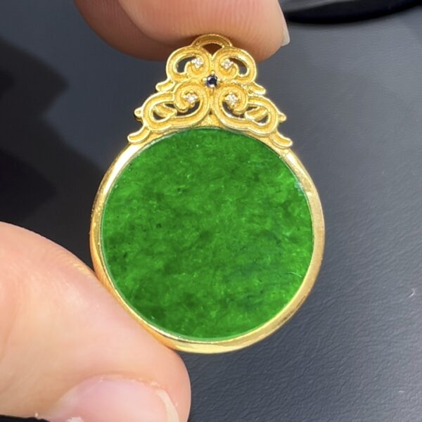 濃綠鐵龍生翡翠無事牌 · 圓形設計 · 18K黃金鑲嵌 · 編號#554