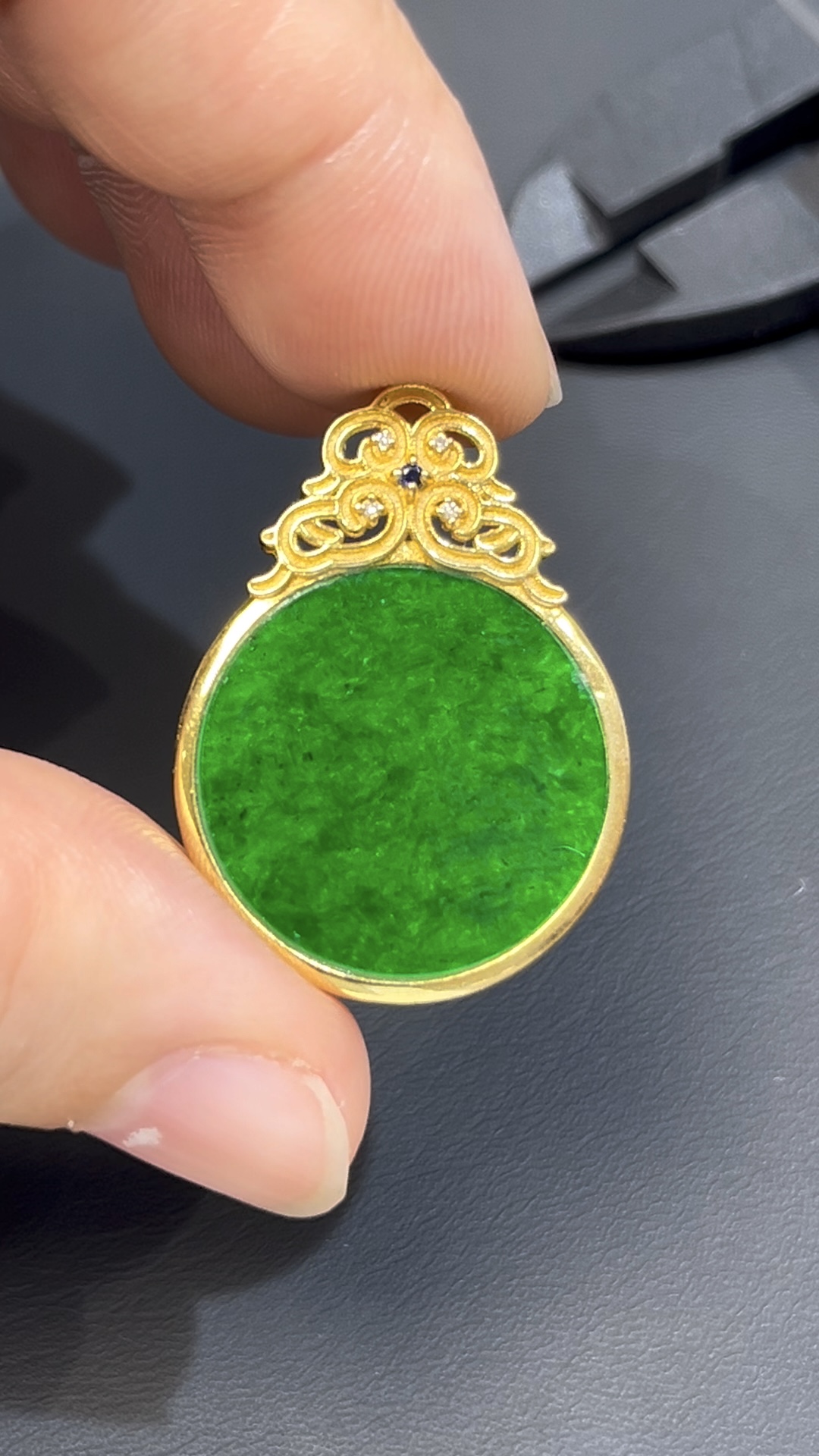 濃綠鐵龍生翡翠無事牌 · 圓形設計 · 18K黃金鑲嵌 · 編號#554 1 濃綠鐵龍生翡翠無事牌 · 圓形設計 · 18K黃金鑲嵌 · 編號#554