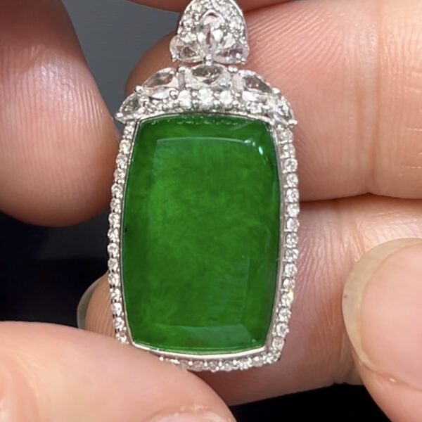 濃綠鐵龍生翡翠無事牌 · 長方形設計 · 18K白金鑲嵌 · 鑽石包圍 · 編號#555