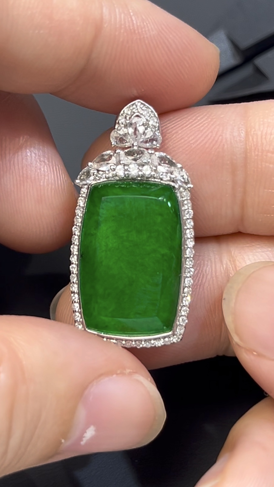 濃綠鐵龍生翡翠無事牌 · 長方形設計 · 18K白金鑲嵌 · 鑽石包圍 · 編號#555 1 濃綠鐵龍生翡翠無事牌 · 長方形設計 · 18K白金鑲嵌 · 鑽石包圍 · 編號#555