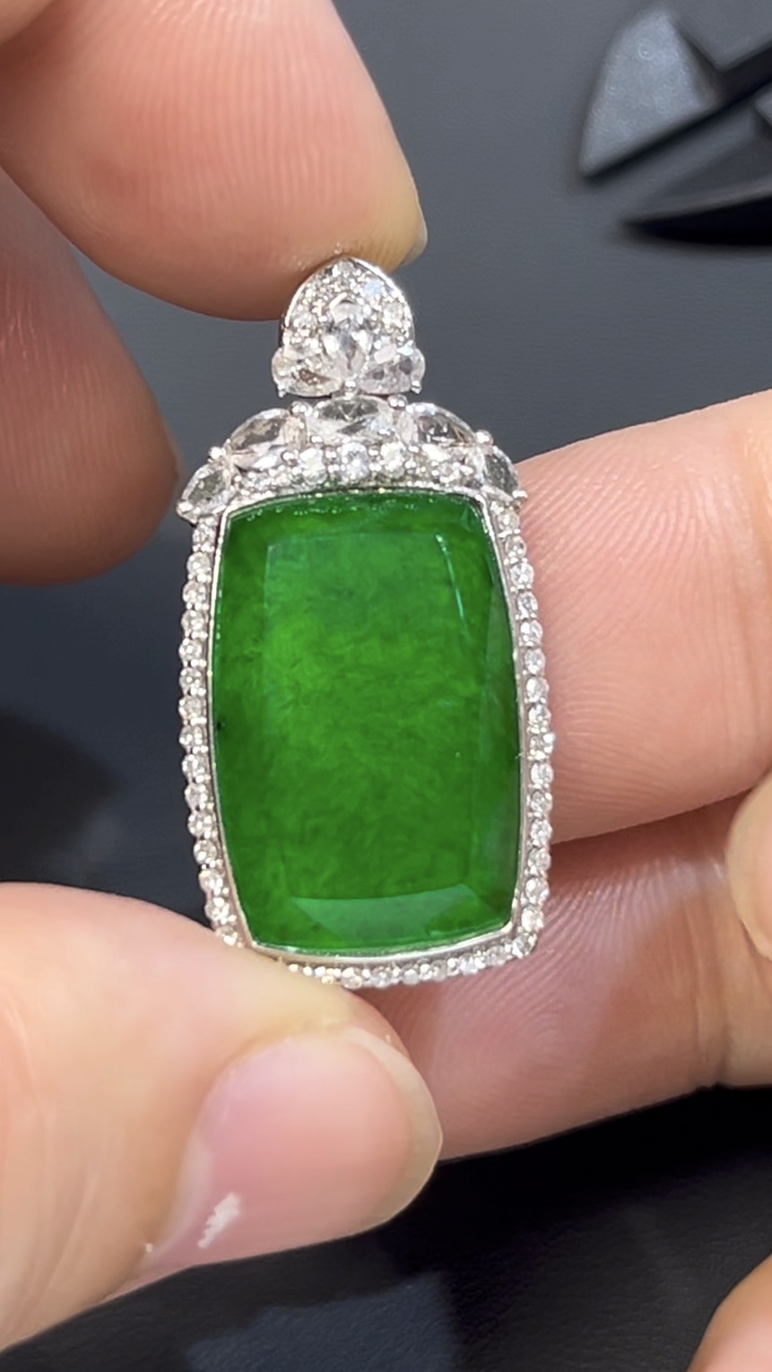 濃綠鐵龍生翡翠無事牌 · 長方形設計 · 18K白金鑲嵌 · 鑽石包圍 · 編號#555 2 濃綠鐵龍生翡翠無事牌 · 長方形設計 · 18K白金鑲嵌 · 鑽石包圍 · 編號#555 - Image 2