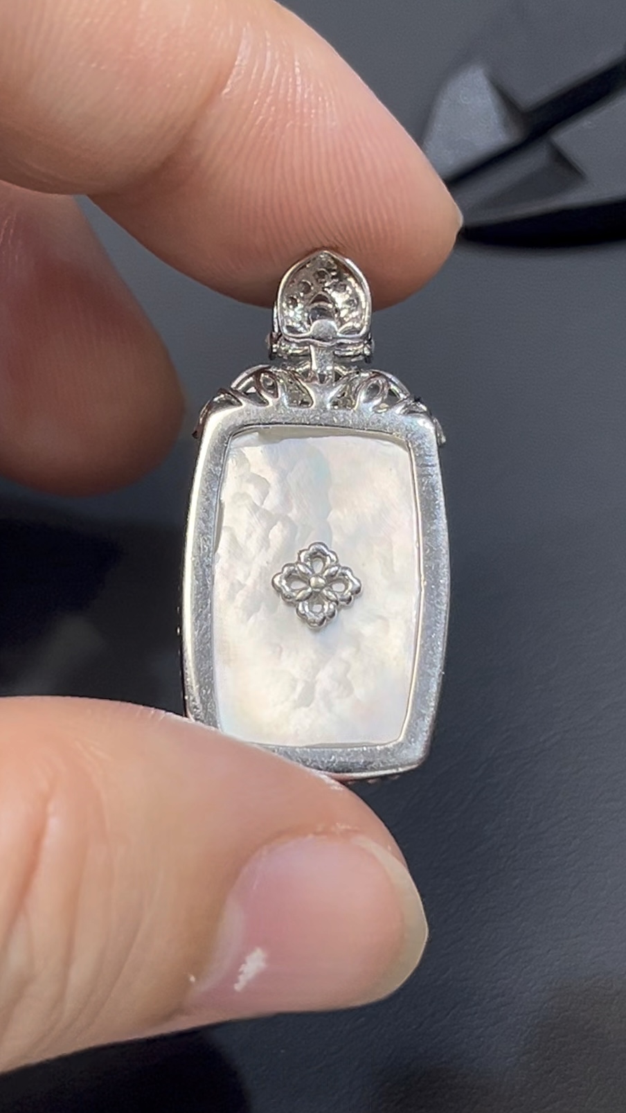 濃綠鐵龍生翡翠無事牌 · 長方形設計 · 18K白金鑲嵌 · 鑽石包圍 · 編號#555 3 濃綠鐵龍生翡翠無事牌 · 長方形設計 · 18K白金鑲嵌 · 鑽石包圍 · 編號#555 - Image 3