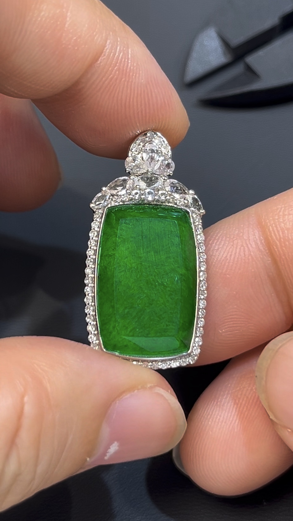 濃綠鐵龍生翡翠無事牌 · 長方形設計 · 18K白金鑲嵌 · 鑽石包圍 · 編號#555 4 濃綠鐵龍生翡翠無事牌 · 長方形設計 · 18K白金鑲嵌 · 鑽石包圍 · 編號#555 - Image 4