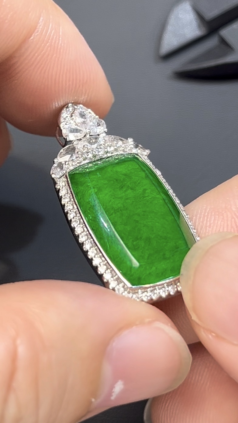 濃綠鐵龍生翡翠無事牌 · 長方形設計 · 18K白金鑲嵌 · 鑽石包圍 · 編號#555 5 濃綠鐵龍生翡翠無事牌 · 長方形設計 · 18K白金鑲嵌 · 鑽石包圍 · 編號#555 - Image 5