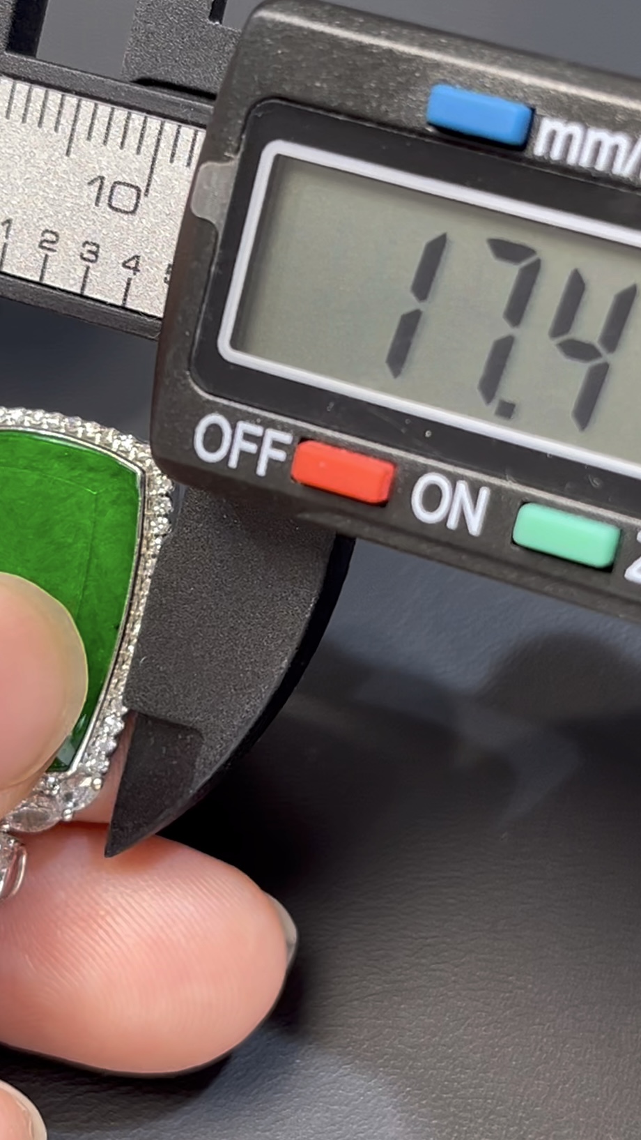 濃綠鐵龍生翡翠無事牌 · 長方形設計 · 18K白金鑲嵌 · 鑽石包圍 · 編號#555 8 濃綠鐵龍生翡翠無事牌 · 長方形設計 · 18K白金鑲嵌 · 鑽石包圍 · 編號#555 - Image 8