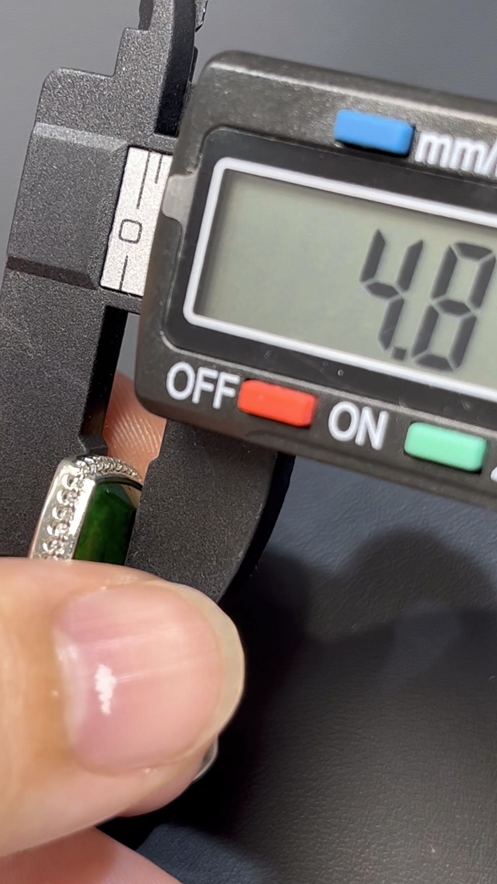 濃綠鐵龍生翡翠無事牌 · 長方形設計 · 18K白金鑲嵌 · 鑽石包圍 · 編號#555 9 濃綠鐵龍生翡翠無事牌 · 長方形設計 · 18K白金鑲嵌 · 鑽石包圍 · 編號#555 - Image 9