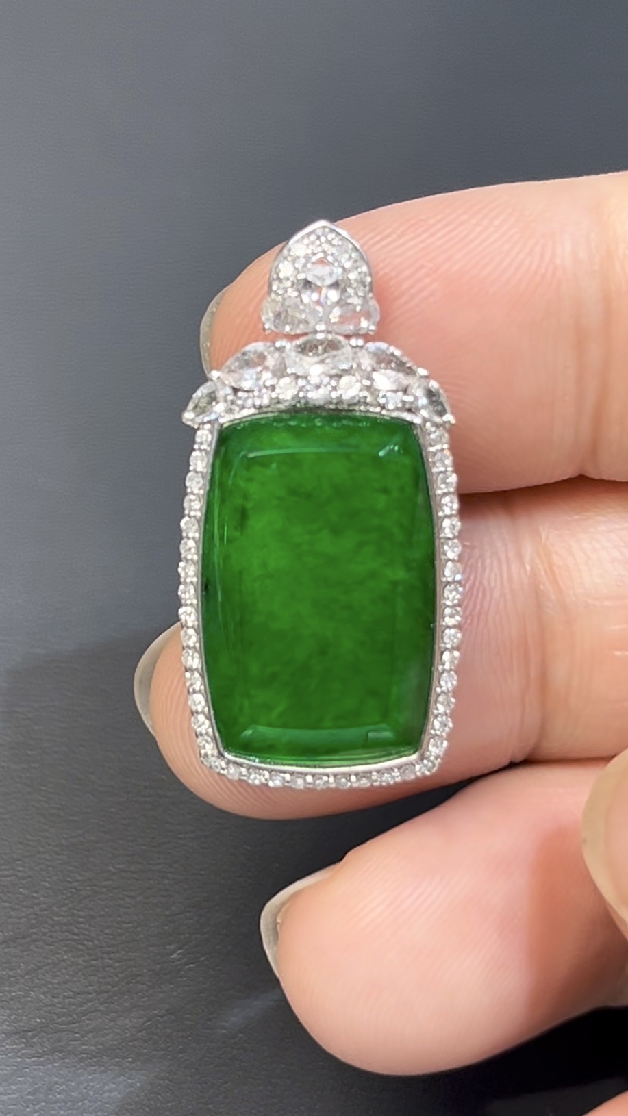 濃綠鐵龍生翡翠無事牌 · 長方形設計 · 18K白金鑲嵌 · 鑽石包圍 · 編號#555 6 濃綠鐵龍生翡翠無事牌 · 長方形設計 · 18K白金鑲嵌 · 鑽石包圍 · 編號#555 - Image 6