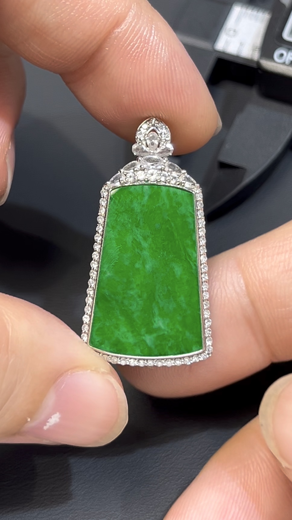 艷綠鐵龍生翡翠無事牌 · 18K白金鑲嵌 · 鑽石包圍 · 編號#556 2 艷綠鐵龍生翡翠無事牌 · 18K白金鑲嵌 · 鑽石包圍 · 編號#556 - Image 2