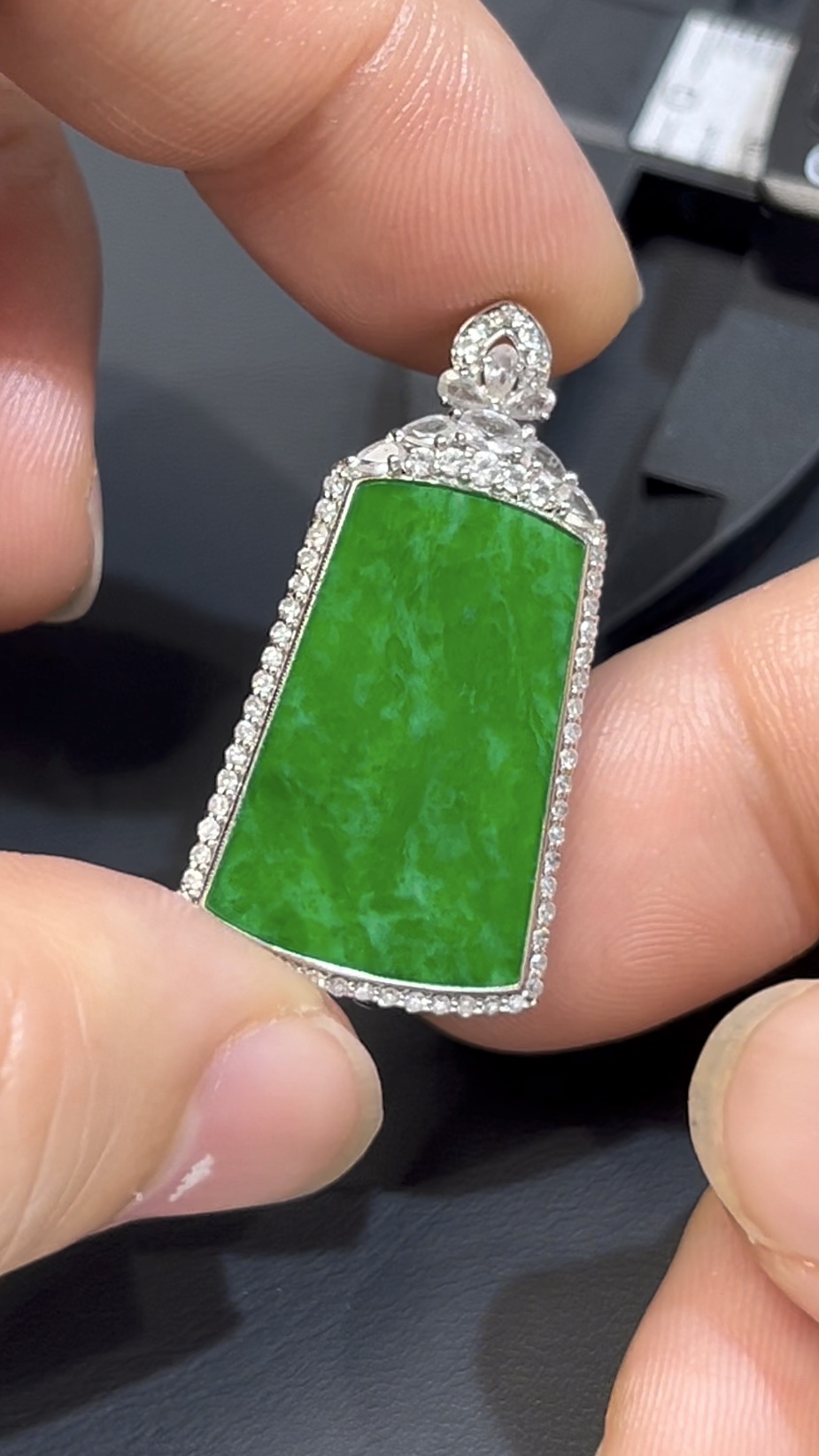 艷綠鐵龍生翡翠無事牌 · 18K白金鑲嵌 · 鑽石包圍 · 編號#556 3 艷綠鐵龍生翡翠無事牌 · 18K白金鑲嵌 · 鑽石包圍 · 編號#556 - Image 3