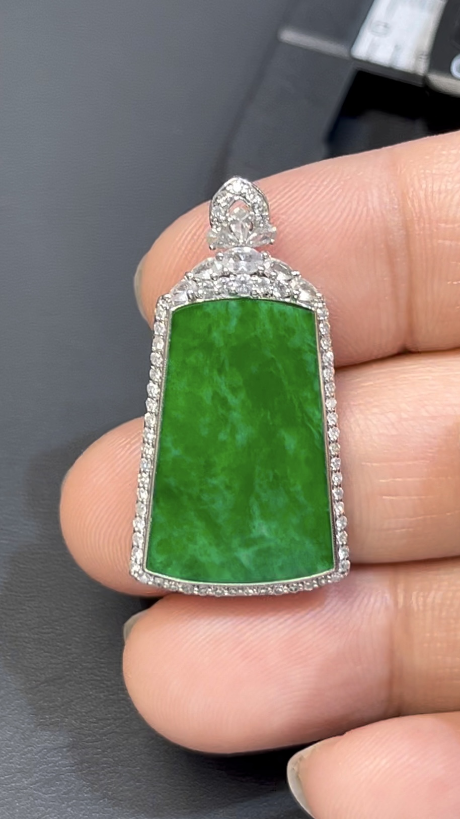 艷綠鐵龍生翡翠無事牌 · 18K白金鑲嵌 · 鑽石包圍 · 編號#556 4 艷綠鐵龍生翡翠無事牌 · 18K白金鑲嵌 · 鑽石包圍 · 編號#556 - Image 4