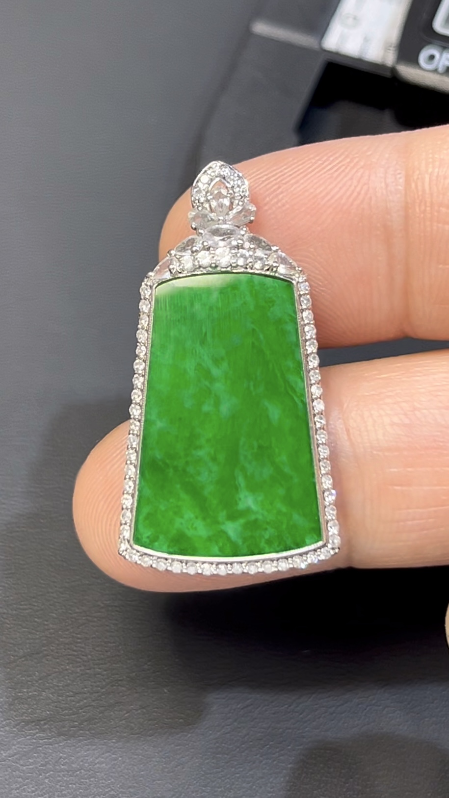 艷綠鐵龍生翡翠無事牌 · 18K白金鑲嵌 · 鑽石包圍 · 編號#556 5 艷綠鐵龍生翡翠無事牌 · 18K白金鑲嵌 · 鑽石包圍 · 編號#556 - Image 5