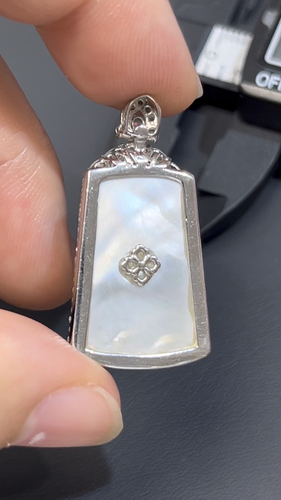 艷綠鐵龍生翡翠無事牌 · 18K白金鑲嵌 · 鑽石包圍 · 編號#556 6 艷綠鐵龍生翡翠無事牌 · 18K白金鑲嵌 · 鑽石包圍 · 編號#556 - Image 6