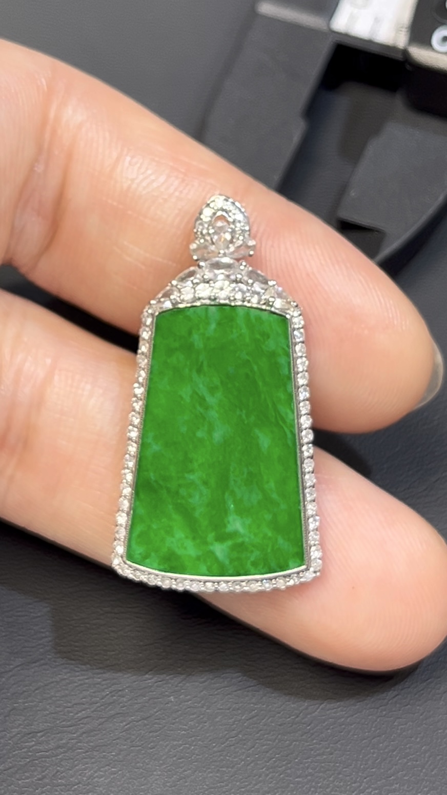 艷綠鐵龍生翡翠無事牌 · 18K白金鑲嵌 · 鑽石包圍 · 編號#556 7 艷綠鐵龍生翡翠無事牌 · 18K白金鑲嵌 · 鑽石包圍 · 編號#556 - Image 7