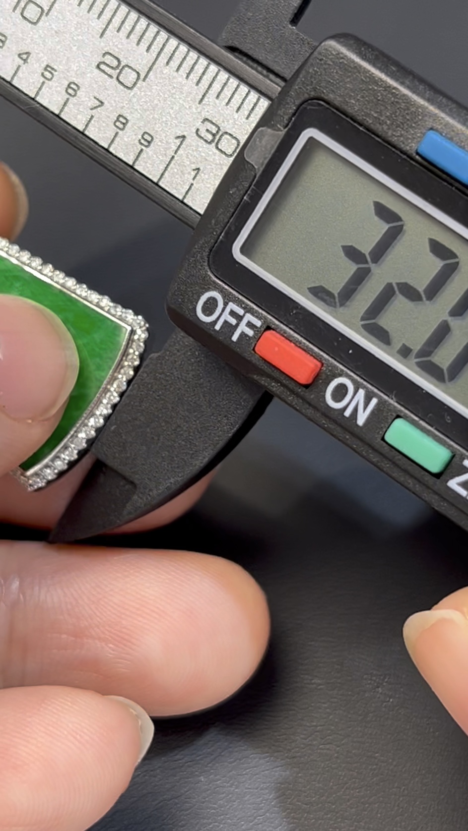 艷綠鐵龍生翡翠無事牌 · 18K白金鑲嵌 · 鑽石包圍 · 編號#556 8 艷綠鐵龍生翡翠無事牌 · 18K白金鑲嵌 · 鑽石包圍 · 編號#556 - Image 8