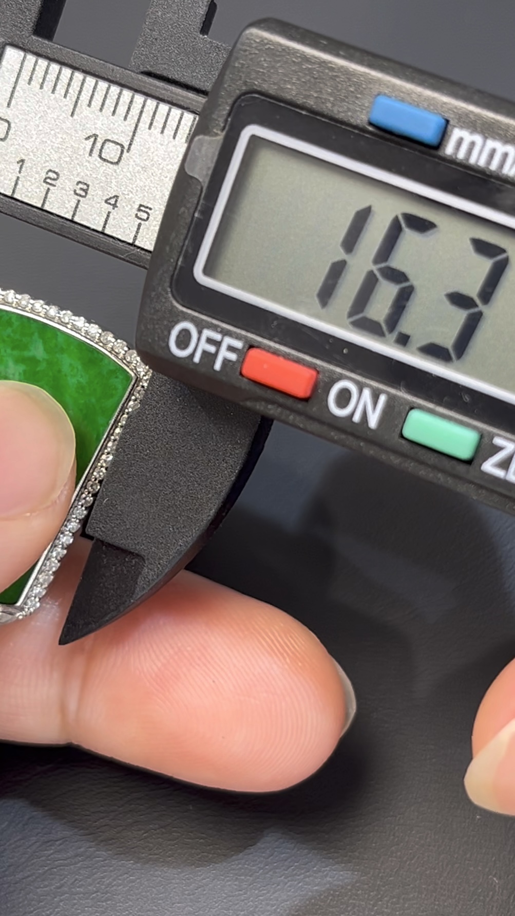 艷綠鐵龍生翡翠無事牌 · 18K白金鑲嵌 · 鑽石包圍 · 編號#556 9 艷綠鐵龍生翡翠無事牌 · 18K白金鑲嵌 · 鑽石包圍 · 編號#556 - Image 9