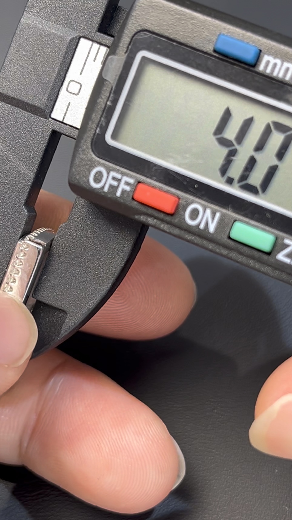 艷綠鐵龍生翡翠無事牌 · 18K白金鑲嵌 · 鑽石包圍 · 編號#556 10 艷綠鐵龍生翡翠無事牌 · 18K白金鑲嵌 · 鑽石包圍 · 編號#556 - Image 10