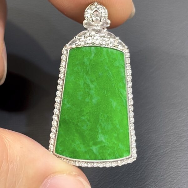 艷綠鐵龍生翡翠無事牌 · 18K白金鑲嵌 · 鑽石包圍 · 編號#556