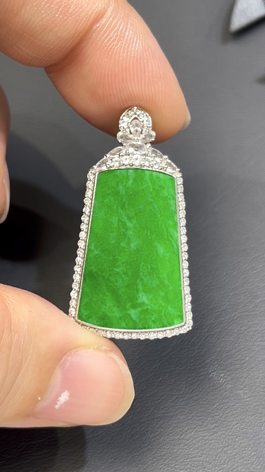 艷綠鐵龍生翡翠無事牌 · 18K白金鑲嵌 · 鑽石包圍 · 編號#556 1 艷綠鐵龍生翡翠無事牌 · 18K白金鑲嵌 · 鑽石包圍 · 編號#556