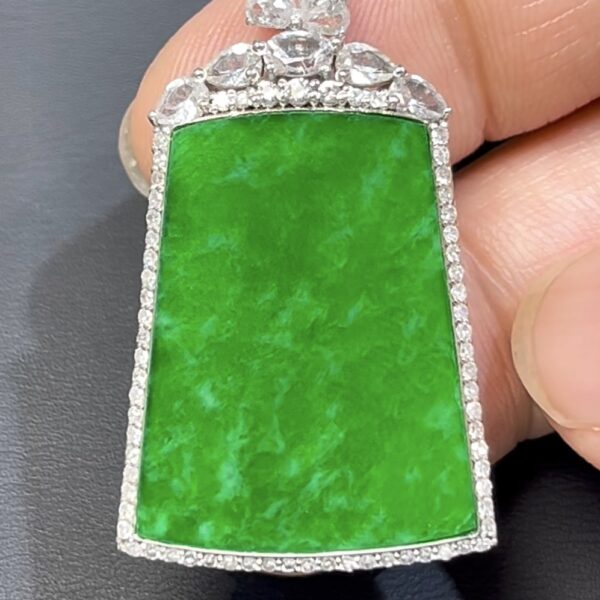 鐵龍生翡翠無事牌 · 18K白金鑲嵌 · 鑽石包圍 · 編號#558 · 靈性與奢華的完美結合