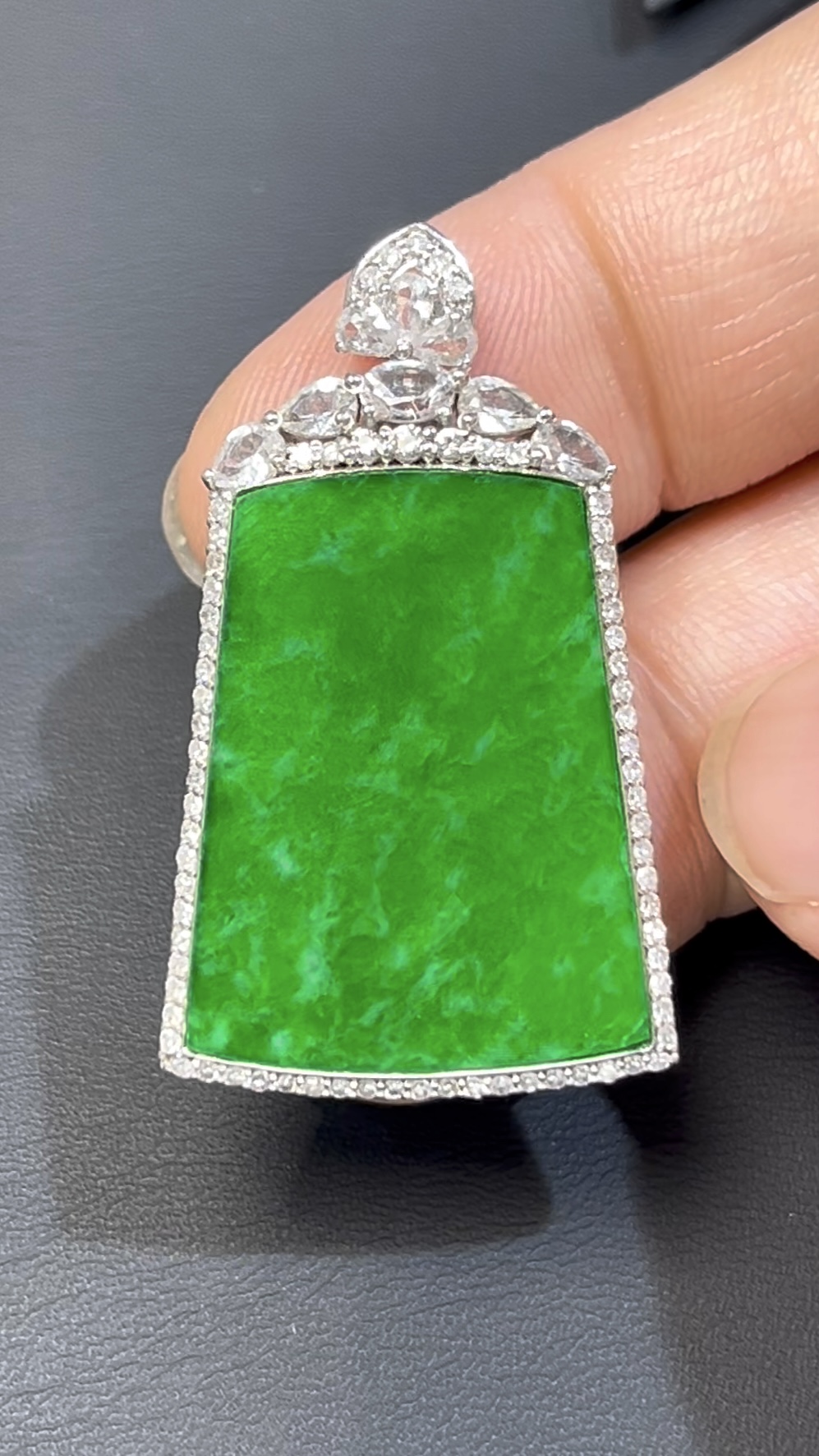 鐵龍生翡翠無事牌 · 18K白金鑲嵌 · 鑽石包圍 · 編號#558 · 靈性與奢華的完美結合 1 鐵龍生翡翠無事牌 · 18K白金鑲嵌 · 鑽石包圍 · 編號#558 · 靈性與奢華的完美結合