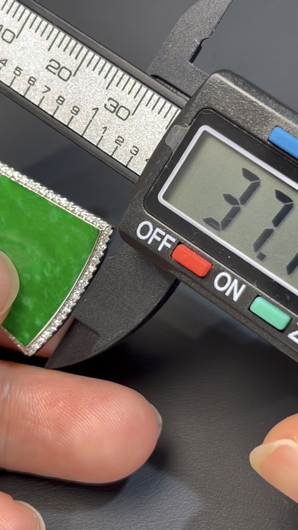 鐵龍生翡翠無事牌 · 18K白金鑲嵌 · 鑽石包圍 · 編號#558 · 靈性與奢華的完美結合 2 鐵龍生翡翠無事牌 · 18K白金鑲嵌 · 鑽石包圍 · 編號#558 · 靈性與奢華的完美結合 - Image 2